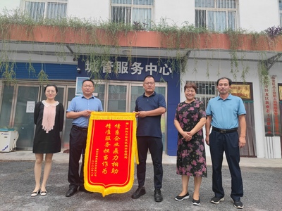 城管助企暖人心，企业致谢送锦旗——轻纺原料市场的温情一幕
